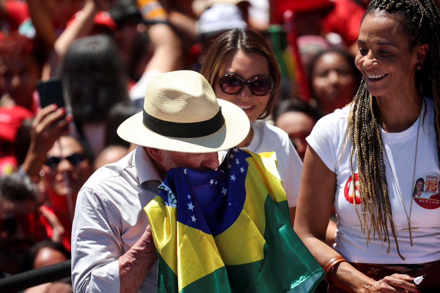 Lula faz comício em reduto bolsonarista e eleitores estranham falta de material de campanha