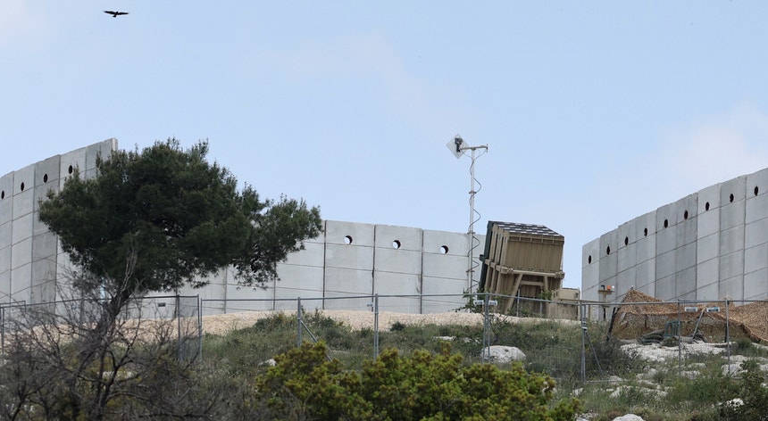 Componente do sistema de defesa antiaérea israelita Iron Dome na região de Jerusalém
