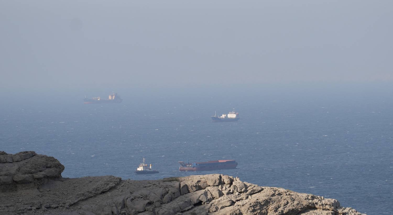 EUA apreendem navio de bandeira iraniana. Progresso das negociações de paz permanece incerto