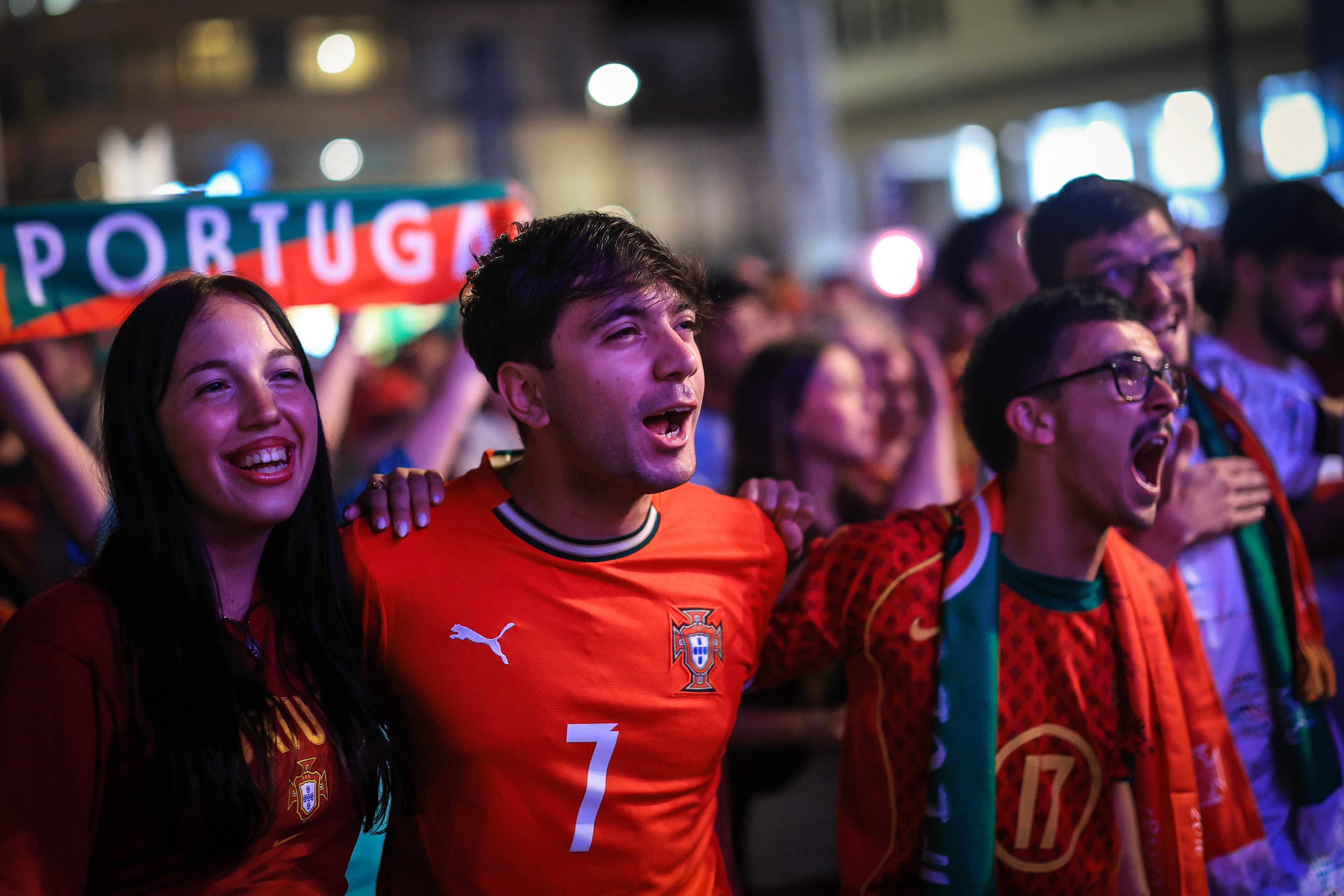 Centro de Oporto se convierte en sala de estar de Portugal en una madrugada de celebración