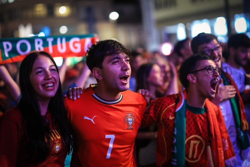 Imagem de Baixa do Porto volta a ser sala de estar de Portugal numa madrugada de sofrimento e festa