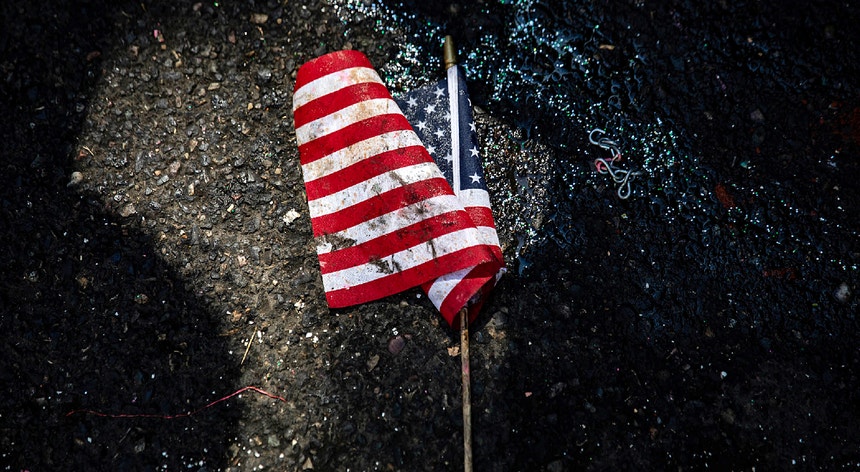 Uma bandeira dos EUA no chão de uma rua de Portland, onde há três meses decorrem protestos contra a injustiça racial.
