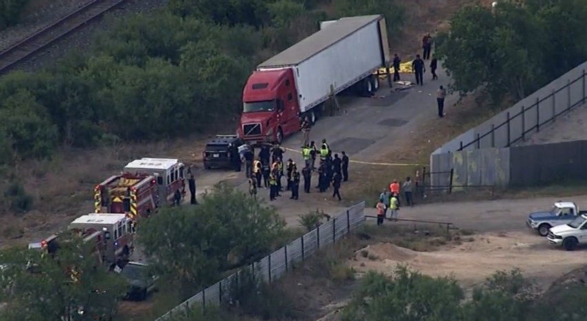 Hallan muertos a 46 migrantes dentro de un camión en Texas