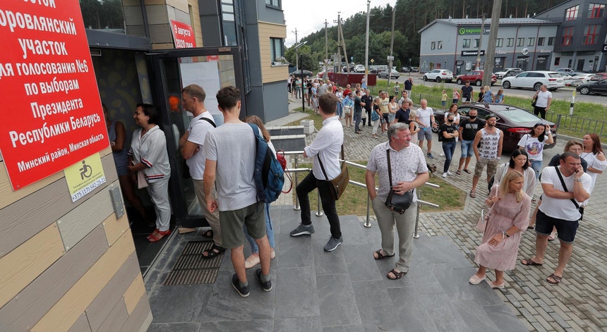 Milhões de bielorrussos fizeram fila junto às assembleias de voto a 09 de agosto de 2020, para votar em eleições presidenciais históricas
