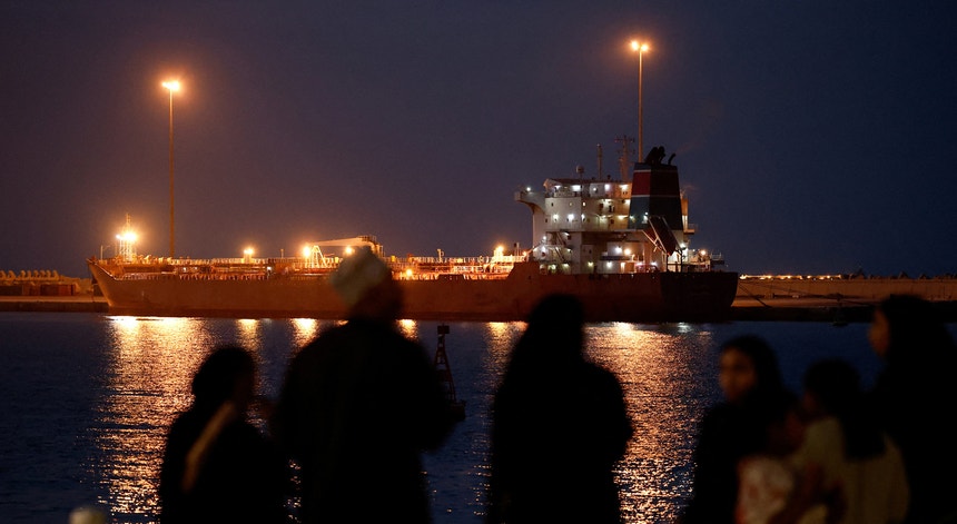 Imagem de Ondas de choque da ofensiva contra o Irão voltam a inflamar preços dos combustíveis