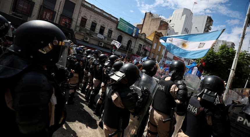 Manifestantes protestam contra o plano económico do presidente argentino Milei e exigem recursos de assistência, em Buenos Aires
