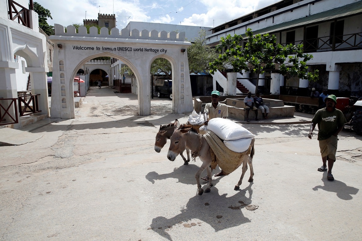  Qu&eacute;nia, Lamu, desde o sec. XIII, assentamento mais antigo da comunidade Swahili, reconhecida pela Unesco como Patrim&oacute;nio Mundial est&aacute; amea&ccedil;ada por inunda&ccedil;&otilde;es | Baz Ratner - Reuters  