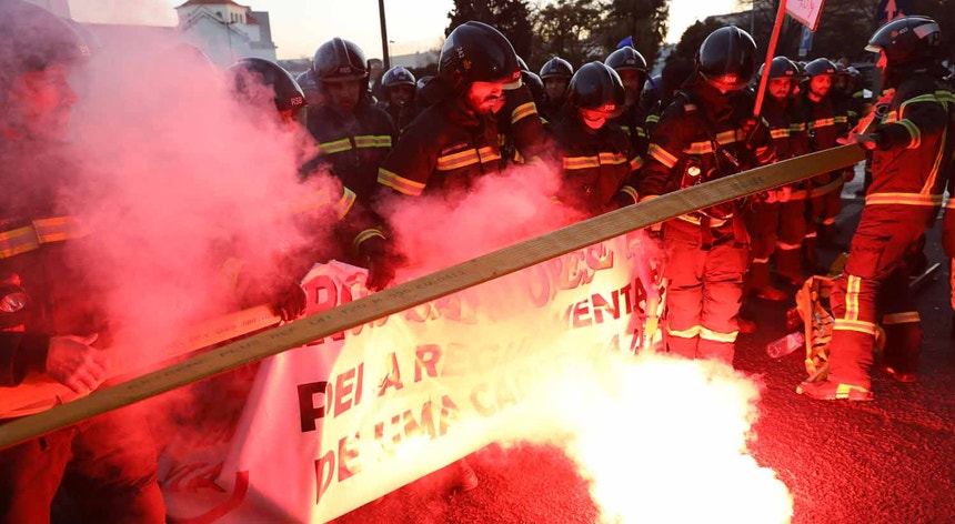 Os sapadores de Lisboa receberam, nesta ação de protesto, o apoio de grupos de bombeiros de Setúbal e de Tavira, no Algarve
