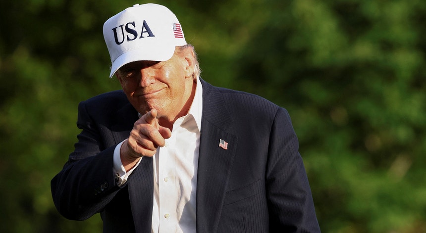 Irão. Trump anuncia suspensão de ataque dos EUA planeado para terça-feira