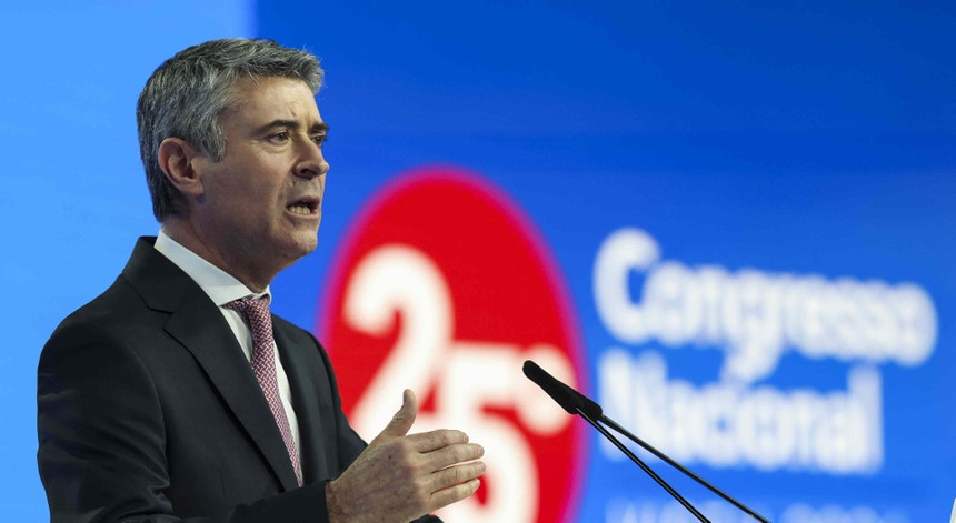 Imagem de Congresso do PS. Carneiro acusa Governo de falhar na resposta ao aumento do custo de vida