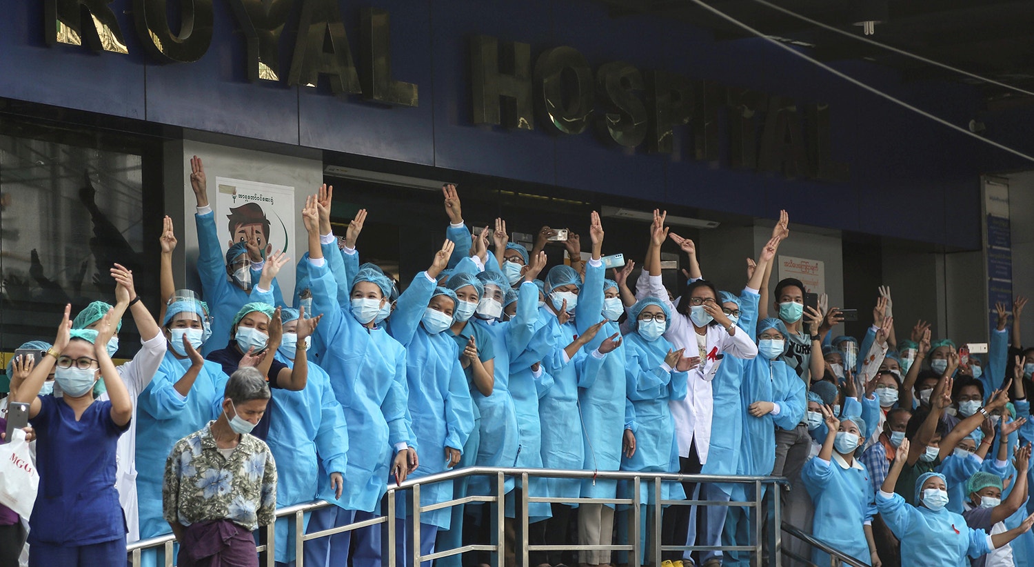  Os profissionais de sa&uacute;de sa&iacute;ram &agrave; porta do hospital para saudar os manifestantes | Foto: Reuters 