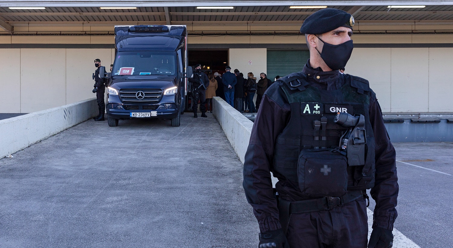  Dispositivo de seguran&ccedil;a &agrave; chegada da carrinha refrigerada com o primeiro lote das vacinas contra a Covid-19 que chegou no dia 26 de dezembro a Portugal, ficando guardado numas instala&ccedil;&otilde;es no concelho de Montemor-o-Velho | Jos&eacute; Coelho - Lusa 
