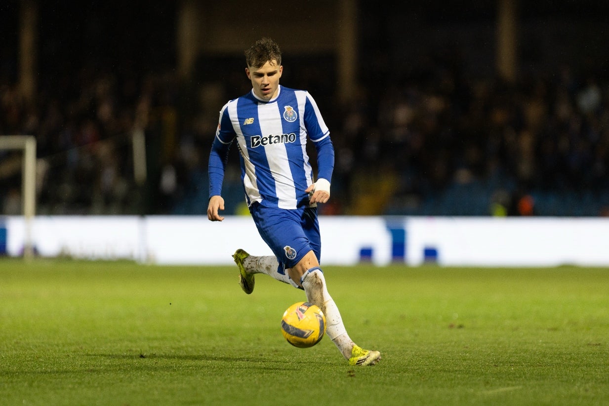 Extremo polaco Oskar Pietuszewski renova com o FC Porto até 2031