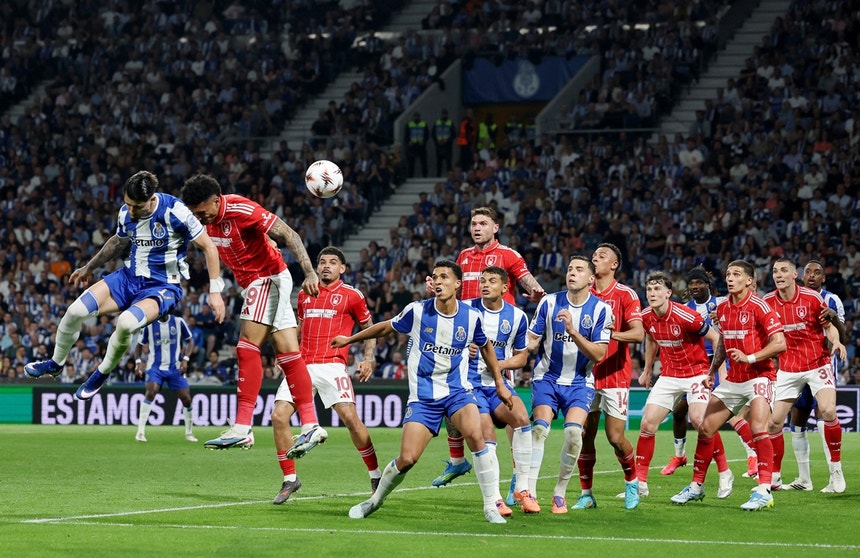 FC Porto empata com Nottingham e eliminatória decide-se em Inglaterra