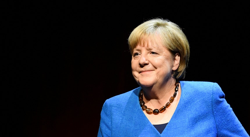 Angela Merkel sitzt der Jury des Gulbenkian-Preises für Menschlichkeit vor