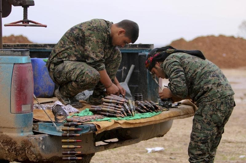 Combatentes curdos inspeccionam munições Foto: Reuters Combatentes curdos inspeccionam munições Foto: Reuters