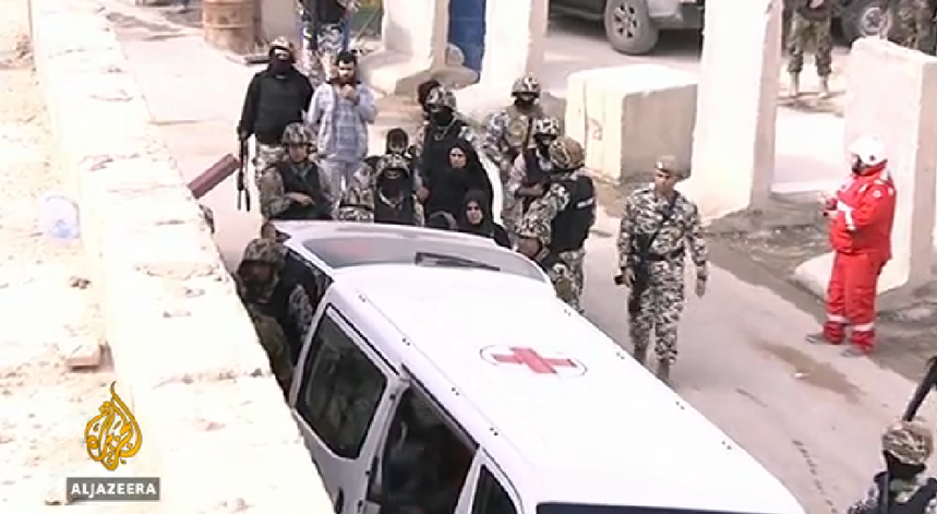 Imagem capturada a partir de um vídeo da televisão do Qatar al Jazeera, que acompanhou em direto a troca de prisioneiros entre o exército libanês e a Frente al-Nusra, representante da al Qaeda na Síria
