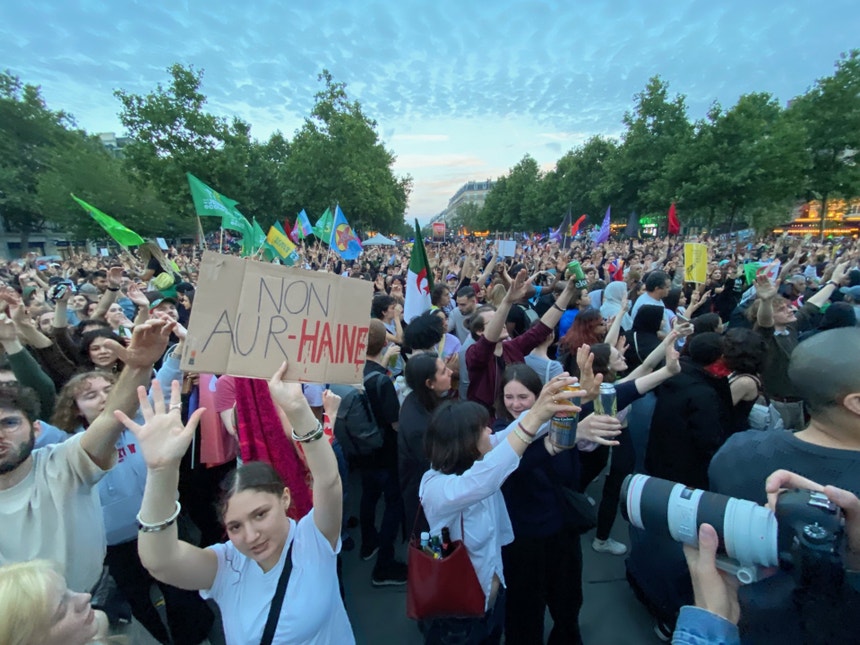 O coração de Paris encheu-se de apoiantes da aliança de esquerda uma vez anunciadas as projeções
