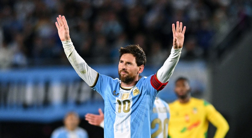 Messi: "Foi um enorme orgulho defender esta camisola nos últimos 20 anos"