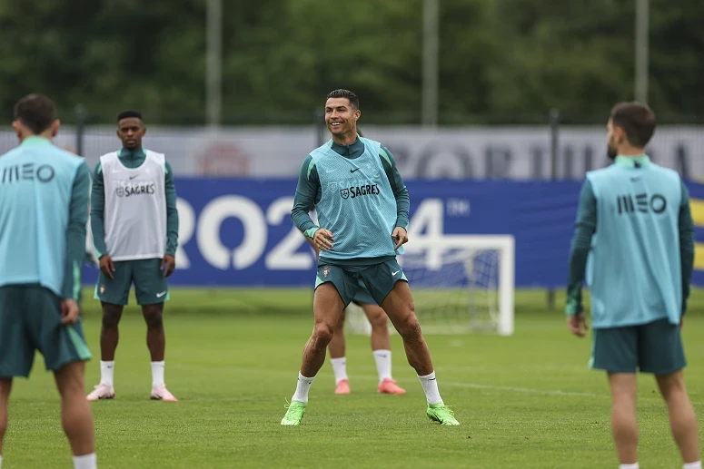 Ronaldo comanda a ambição de uma equipa com os "quartos" no horizonte
