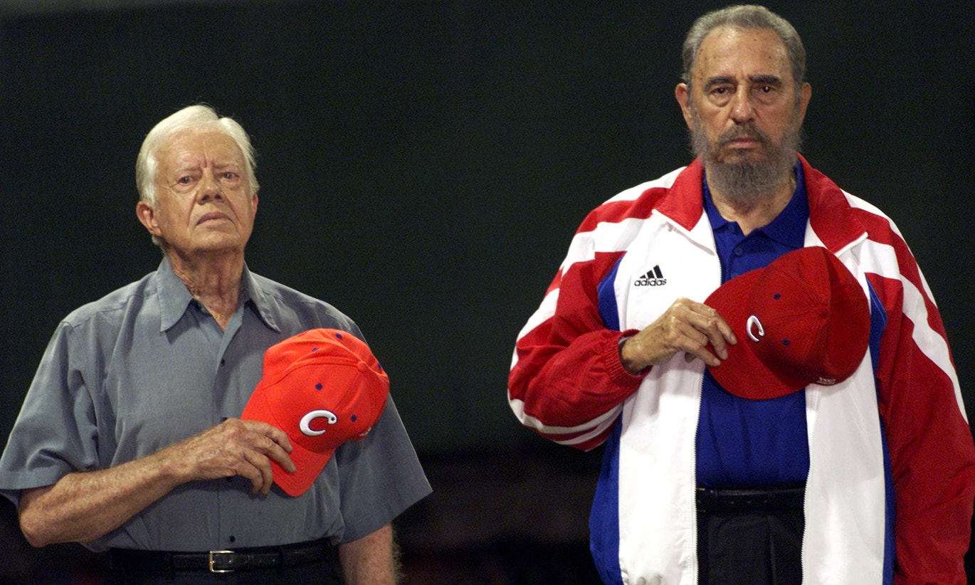  Jimmy Carter e o presidente cubano Fidel Castro ouvem o hino nacional cubano no est&aacute;dio de beisebol Latinoamericano em Havana 2002 |REUTERS 