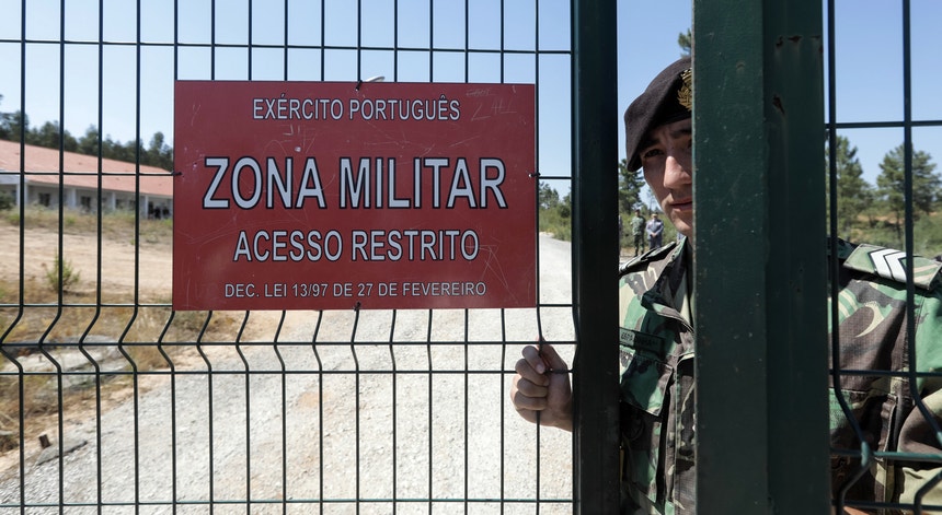 Um operacional do Exército fecha um portão da base de Tancos, onde ocorreu o furto de material de guerra
