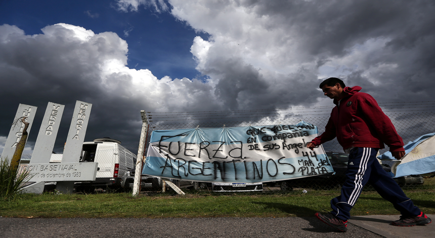 Cartaz que diz "Argentinos, sejam fortes" no Mar del Plata, o local em que a embarcação partiu na passada quarta-feira
