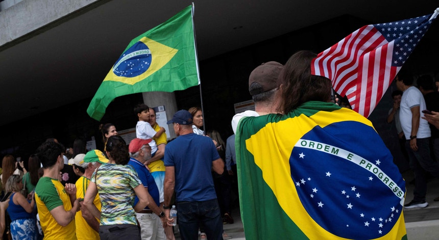 Imagem de Eleições no Brasil. Urnas vão encerrar duas horas depois do previsto