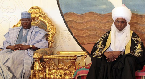 Presidente da Nig&eacute;ria Goodluck Jonathan ao lado do Emir de Gombe, Shehu Abubakar, antes de um com&iacute;cio presidencial na cidade, a 02 de fevereiro de 2015 (foto:Reuters)