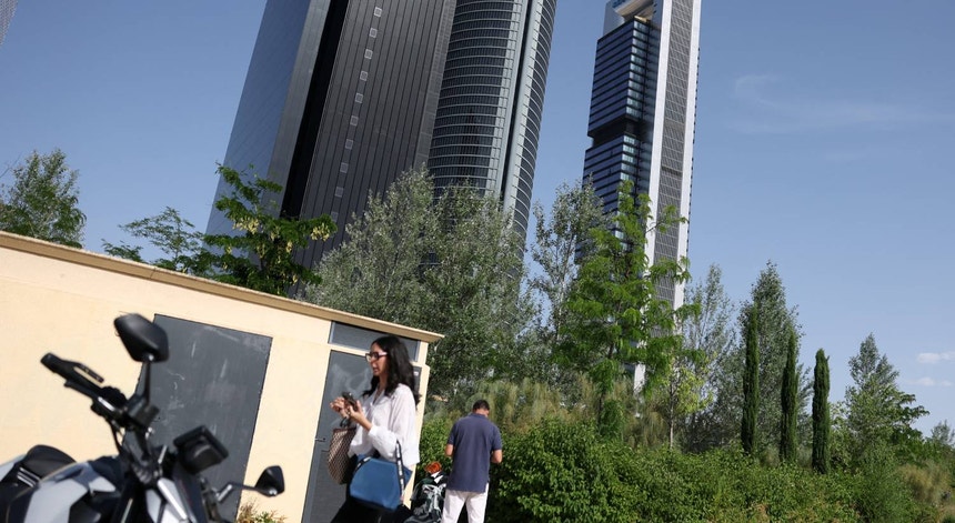 Imagem de Arranha-céus em Madrid evacuado devido a uma explosão no interior do edifício