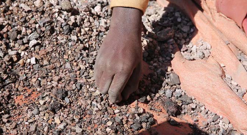 Há crianças que trabalham mais de 12 horas por dia nas minas do Congo, para ganhar entre um e dois dólares por dia.
