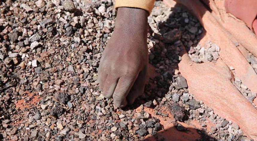 Há crianças que trabalham mais de 12 horas por dia nas minas do Congo, para ganhar entre um e dois dólares por dia.
