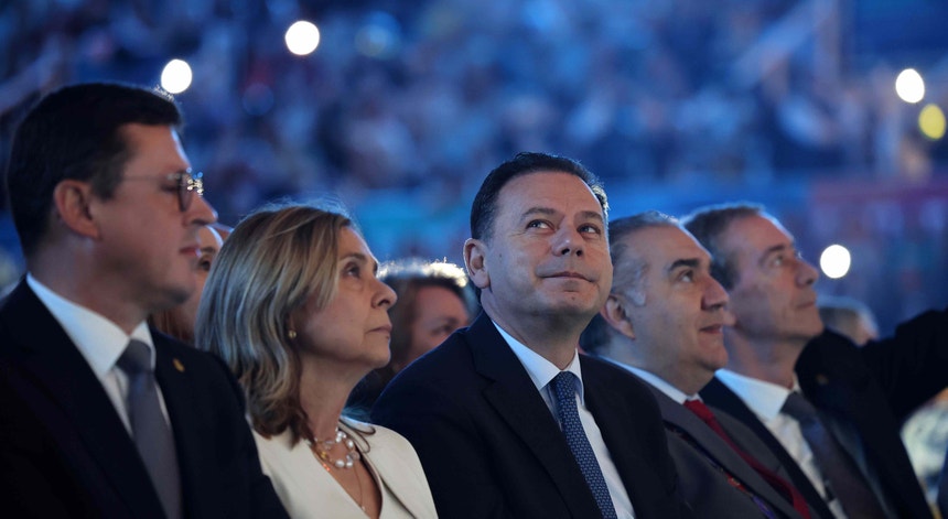 Imagem ilustrativa: Montenegro vai entregar terceira moção de estratégia à liderança do PSD sem ele