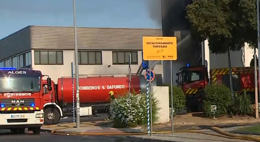 Imagem de Incêndio deflagra em loja em Carnaxide perto de posto de combustível
