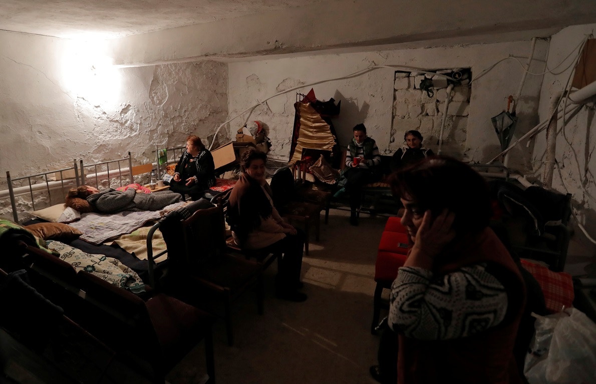  Cidade de Martuni, civis em abrigo numa cave de escola | Reuters 