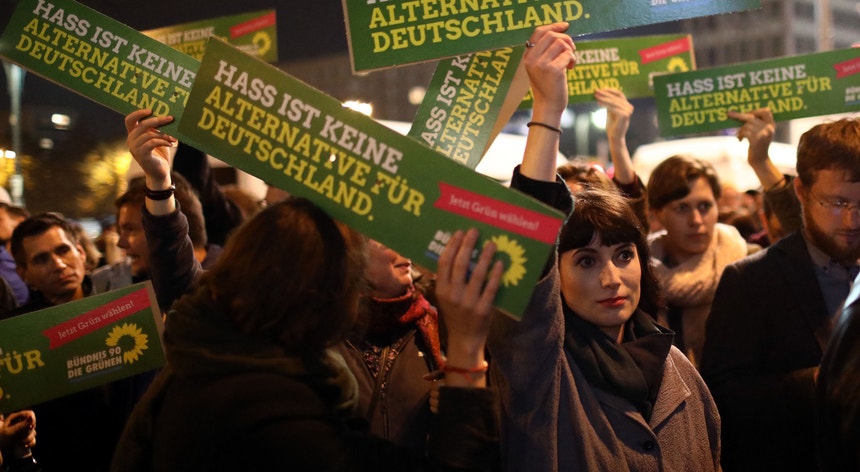 Cartazes dos Verdes em parte dos protestos que se desenrolaram na última noite na capital alemã
