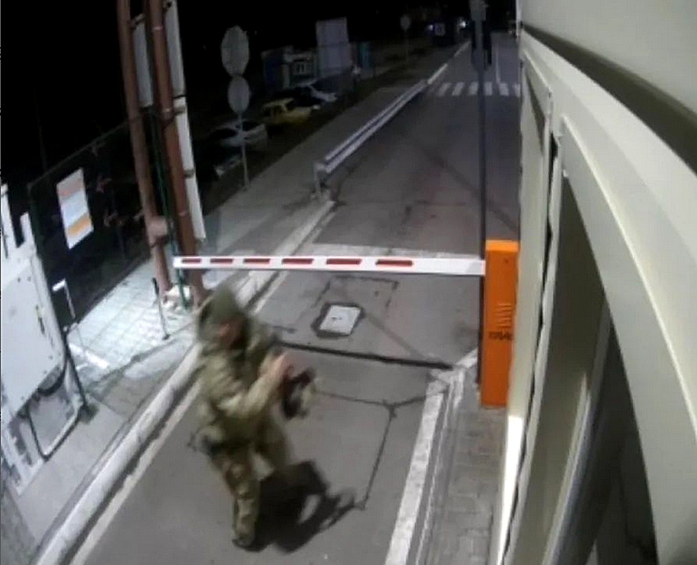  Primeira imagem conhecida, captada por c&acirc;mara de video vigil&acirc;ncia, da invas&atilde;o russa h&aacute; um ano | cossackgundi - Instagram  