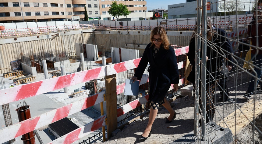 Imagem de Ministra reconhece burocracia a mais na compra de medicamentos