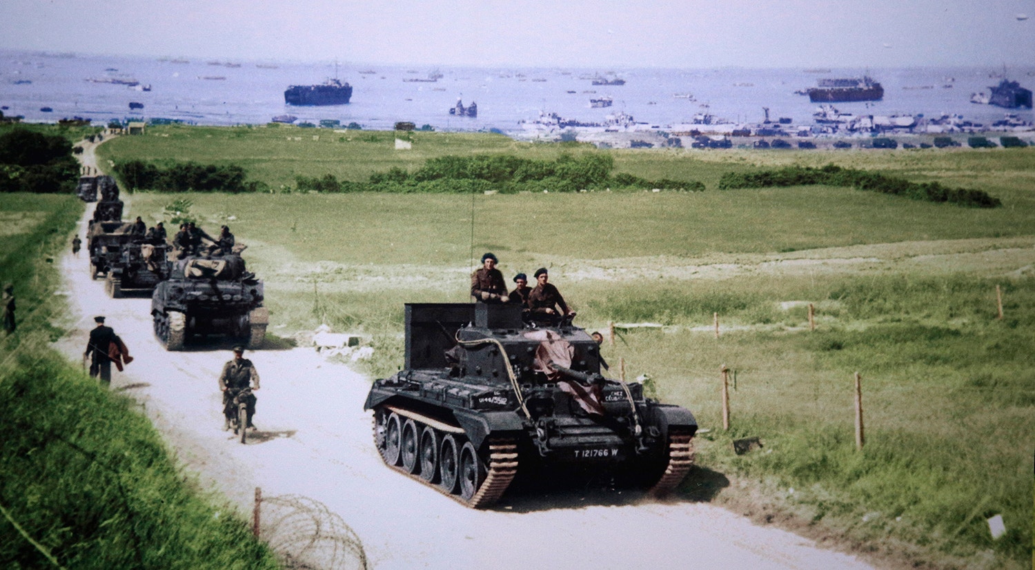  Tanques ingleses a chegar &agrave; praia de Gold depois de ter sido conquistada /Reuters 