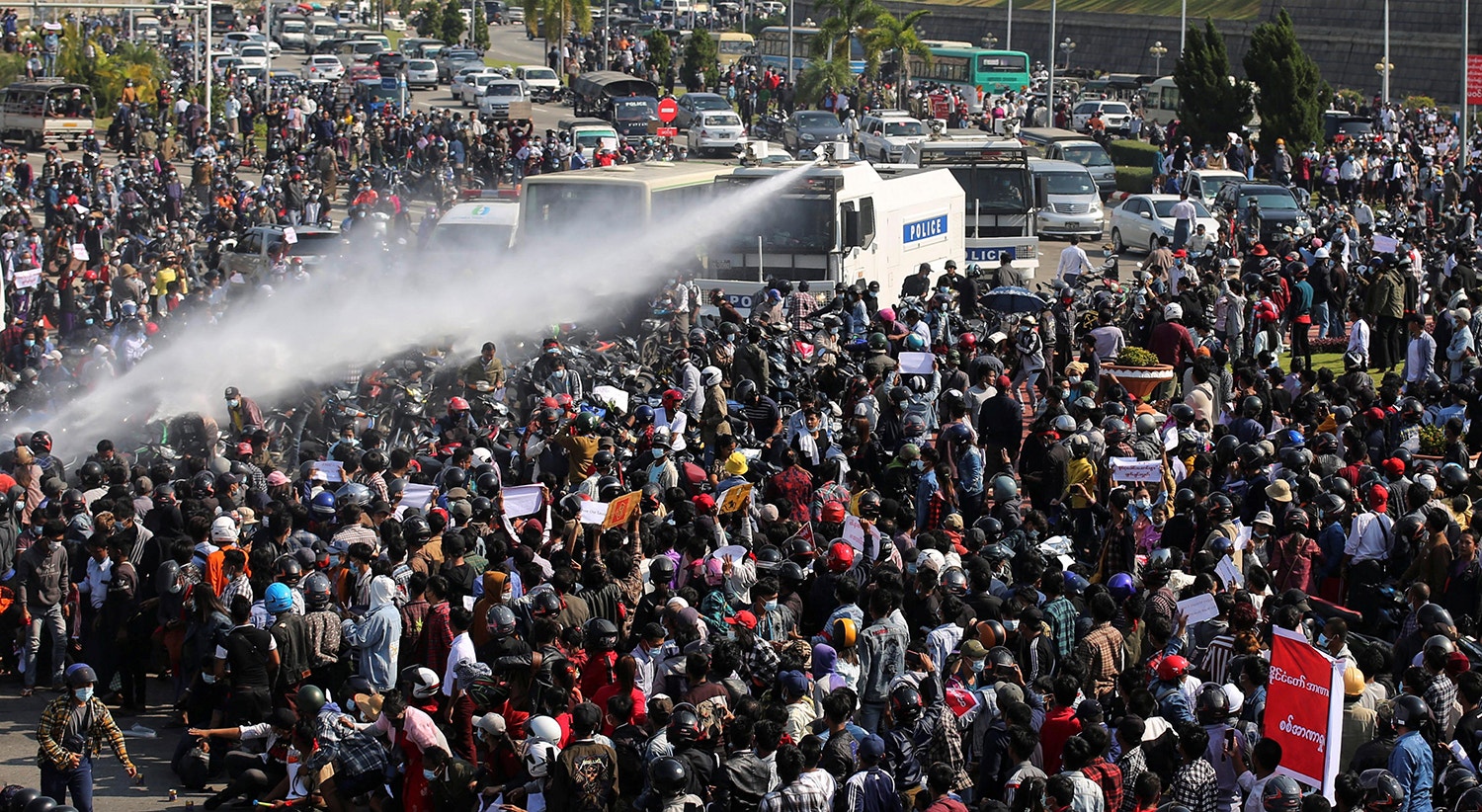  A pol&iacute;cia usou canh&otilde;es de &aacute;gua contra os manifestantes na capital, Naypyidaw | Foto: Reuters 