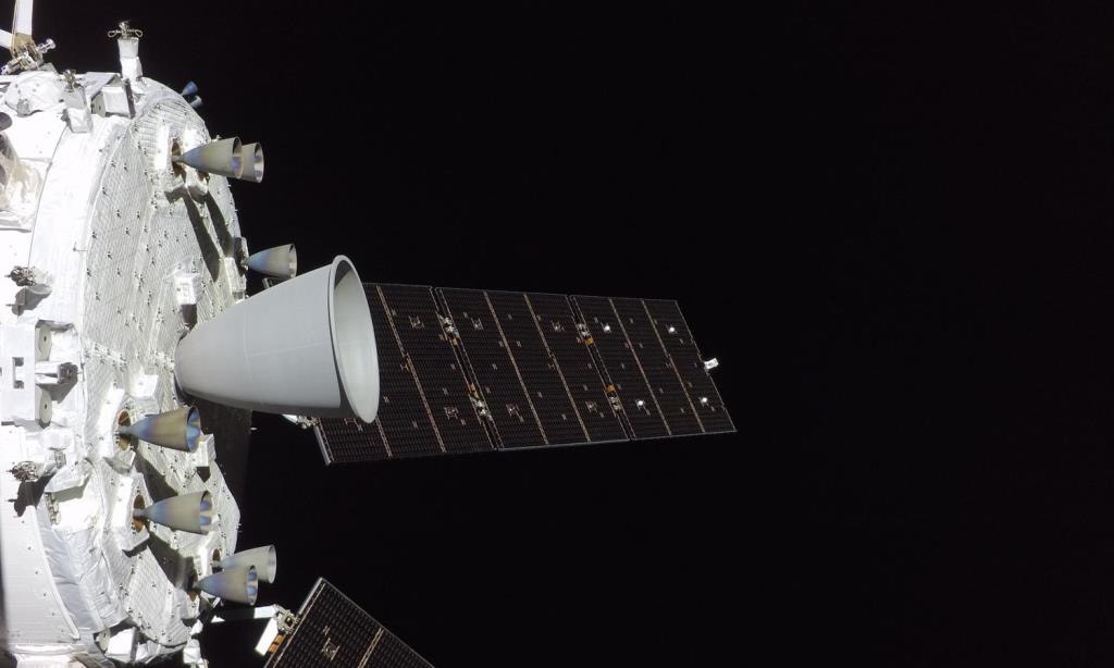  P&ocirc;r-do-sol da Terra capturado pela janela da Orion no dia 6 de abril de 2026, durante a passagem da tripula&ccedil;&atilde;o da miss&atilde;o Artemis II pela Lua. Uma Terra azulada e discreta, com nuvens brancas brilhantes, se p&otilde;e atr&aacute;s da superf&iacute;cie lunar repleta de crateras. Cr&eacute;dito da imagem: NASA 