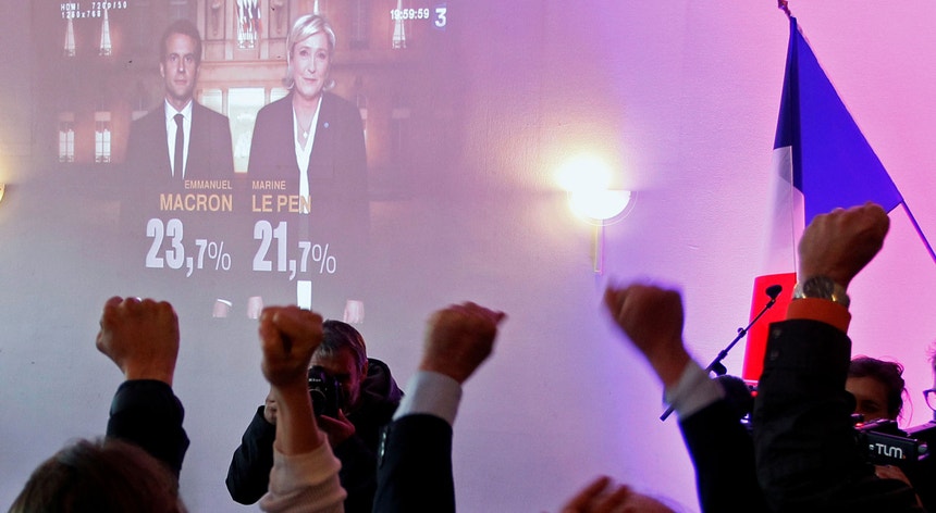 O candidato centrista arrecadou 23,9 por cento dos votos e a candidata da extrema-direita 21,4 por cento
