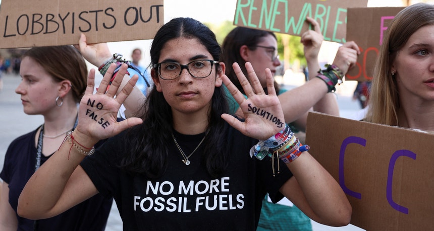 Ativistas protestam contra os países poluidores durante a COP28 no Dubai, EUA, a 5 de dezembro
