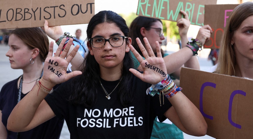 Ativistas protestam contra os países poluidores durante a COP28 no Dubai, EUA, a 5 de dezembro
