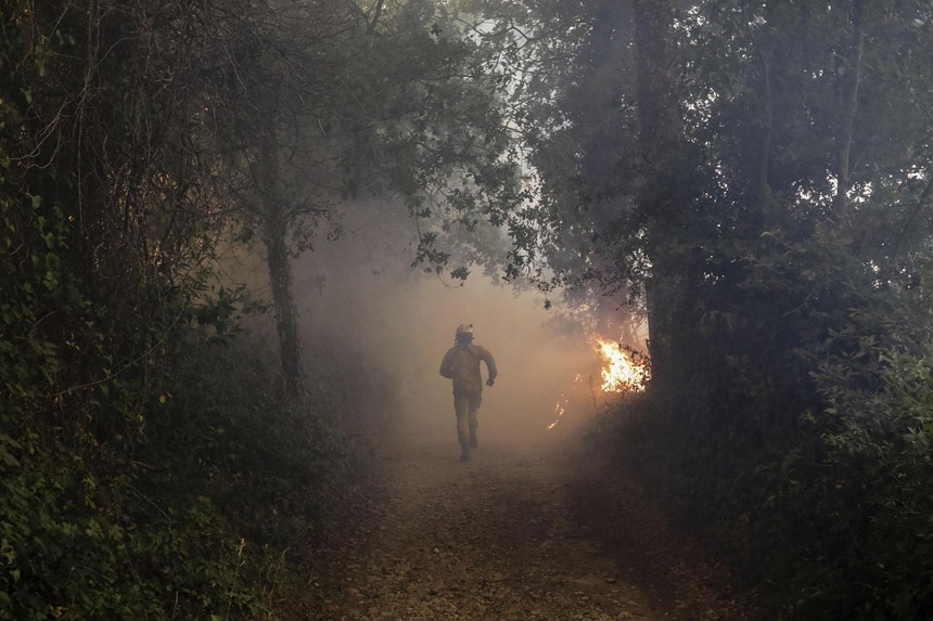 Um bombeiro durante o combate às chamas do incêndio que reativou esta tarde em Cioga do Campo, Cantanhede, 12 de agosto de 2017
