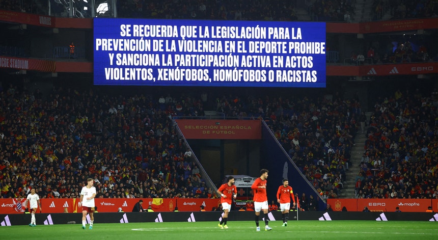 Imagem de FIFA abre processo disciplinar à federação espanhola por cânticos racistas