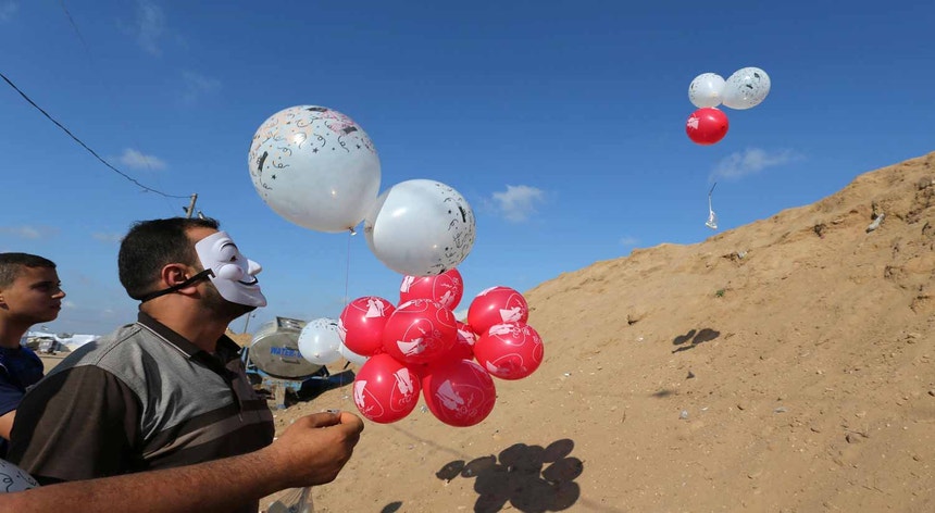 Os palestinianos usam papagaios e balões como armas contra Israel
