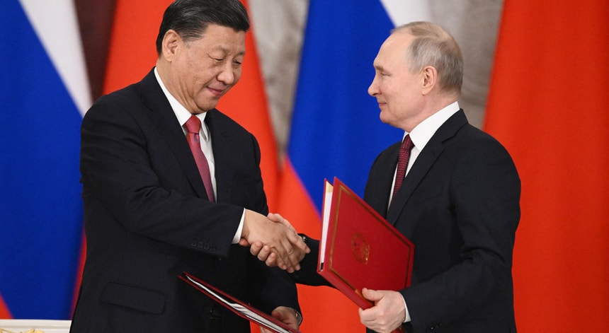 A 21 de março de 2023Xi Jinping e Vladimir Putin assinaram no Kremlin documentos de cooperação estratégica e aprofundamento de parcerias 

