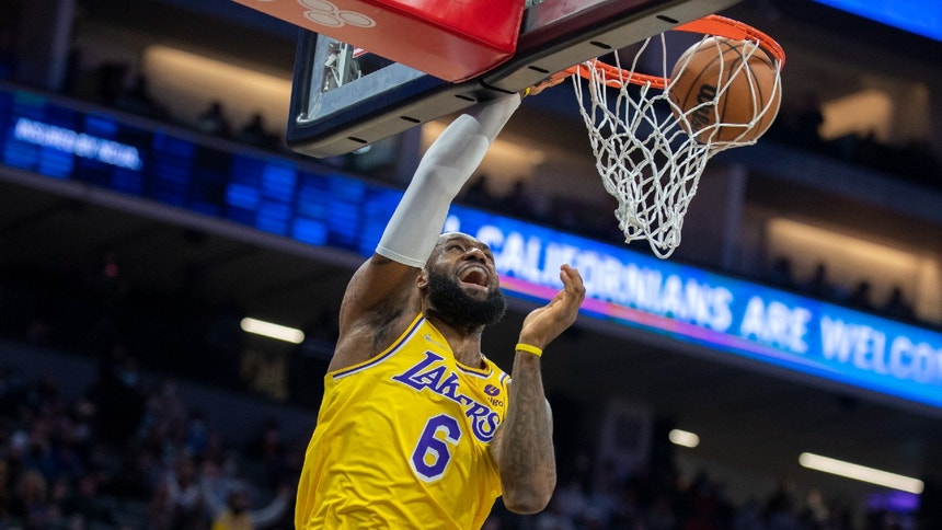 Clássico intenso entre Lakers e Warriors termina em vitória para LA