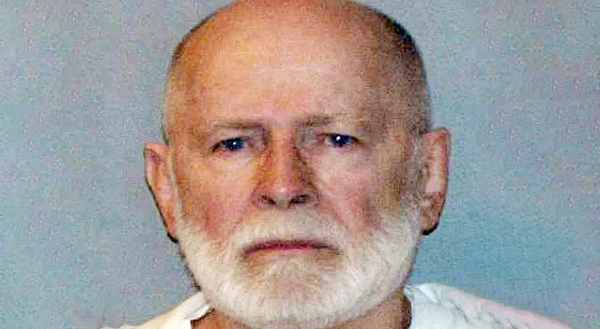 Três reclusos de uma prisão de  prisão da Virgínia Ocidental foram acusados da morte de "Whitey" Bulger
